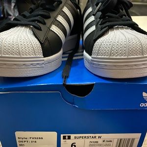 Lace closure
Leather upper
Iconic leather shoes
Rubber outsole